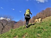 22 Dopo la Baita Brusada su sentiero nel prato in traverso